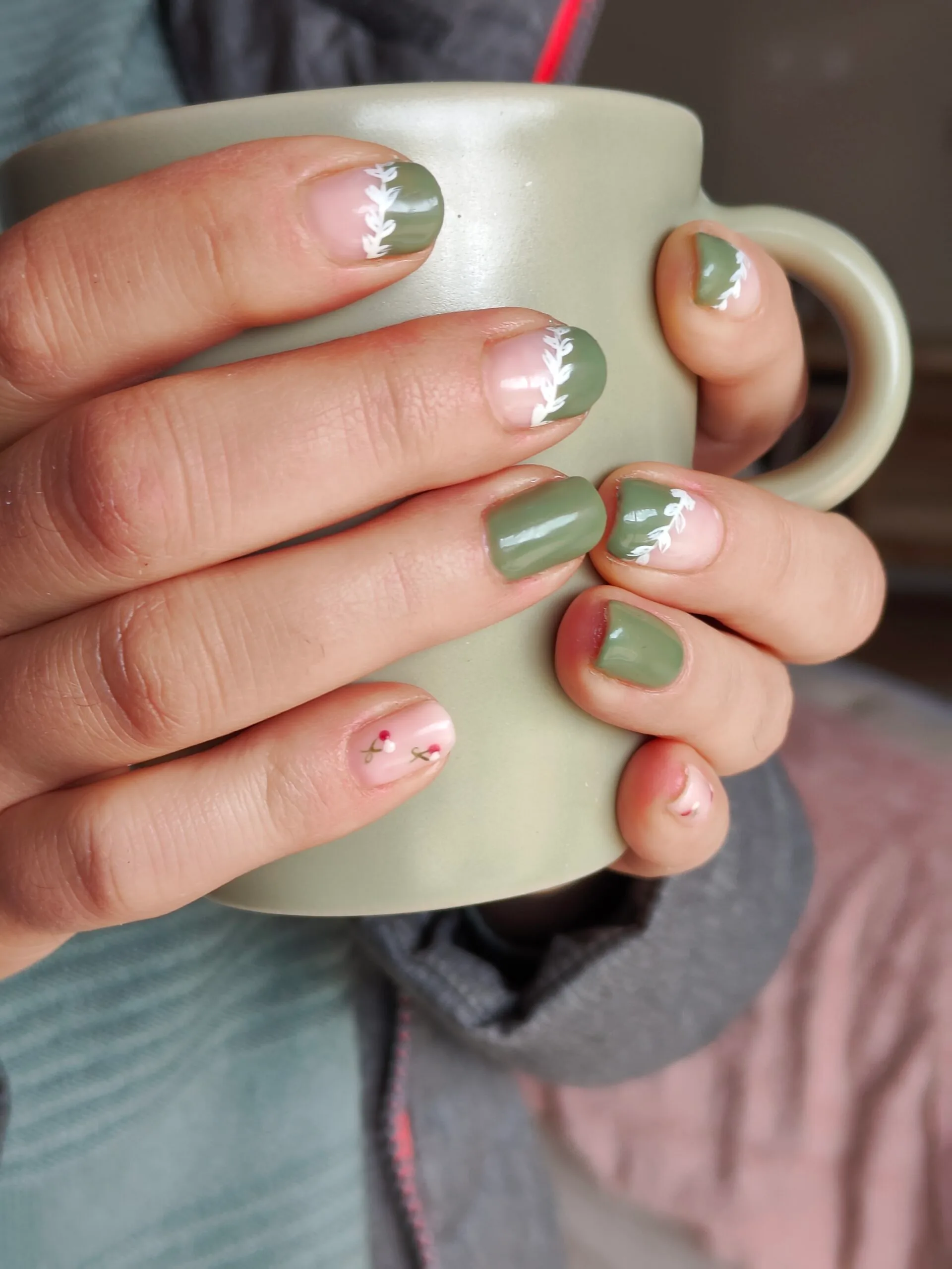 Semi-permanent vert sauge sur ongles courts avec nail art feuillage blanc à main levée — Maison M, Saint-Pierre-en-Faucigny