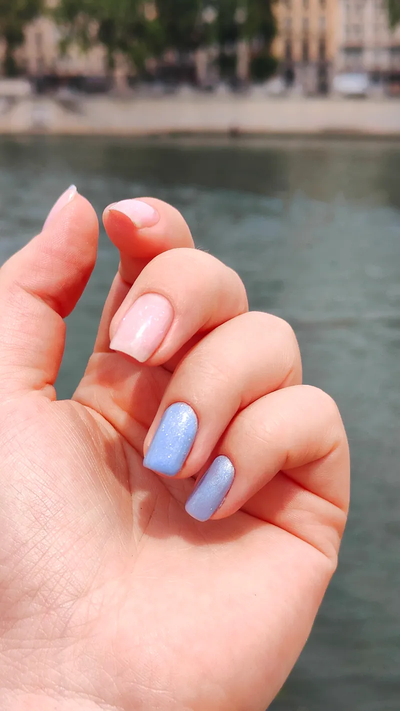 Renfort sur ongles naturels en dégradé nude vers bleu ciel pailleté — Maison M, Saint-Pierre-en-Faucigny