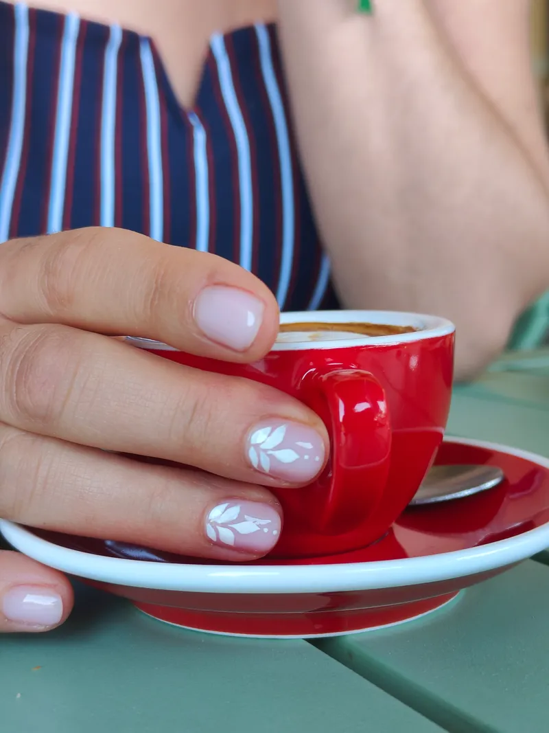 Renfort nude avec nail art feuillage blanc à main levée — Maison M, Saint-Pierre-en-Faucigny
