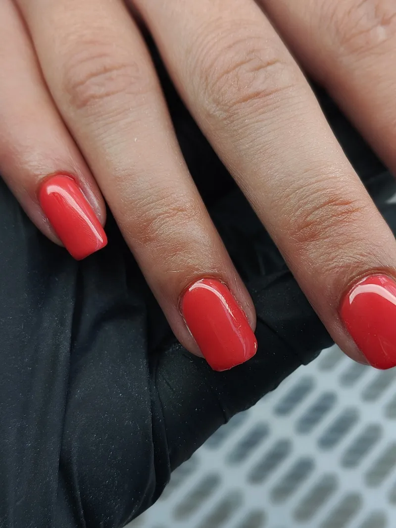Semi-permanent rouge corail sur ongles courts réalisé par Maison M pour Peggy